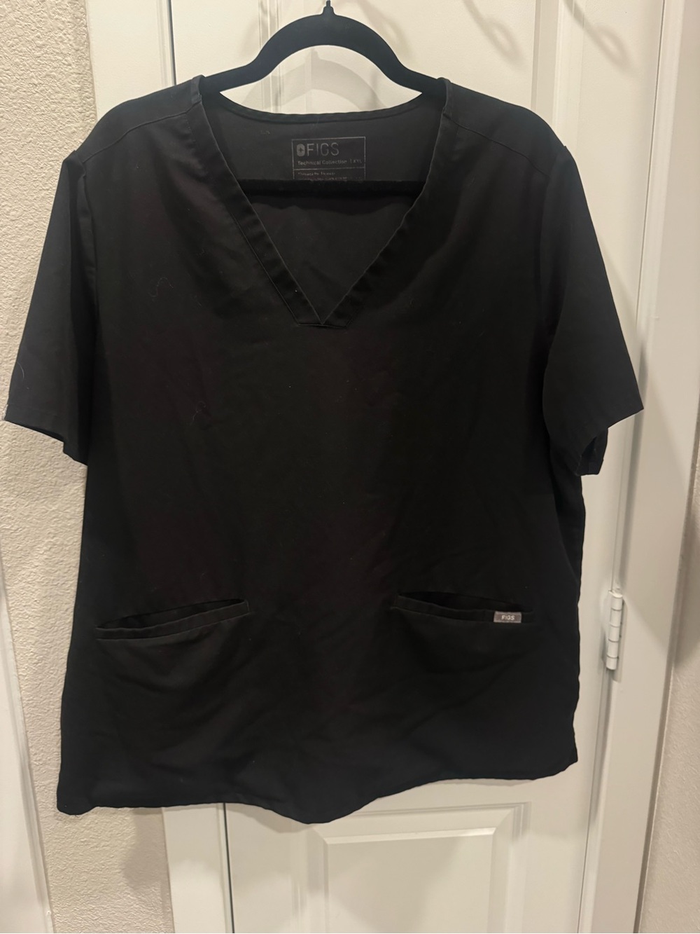Figs Women’s Black V-Neck 3 Pocket Short Sleeve Scrub Top